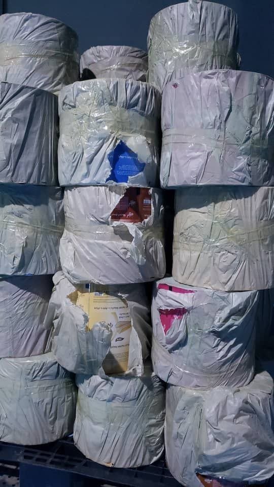 علب مطبوعة ملونة على خلفية داكنة