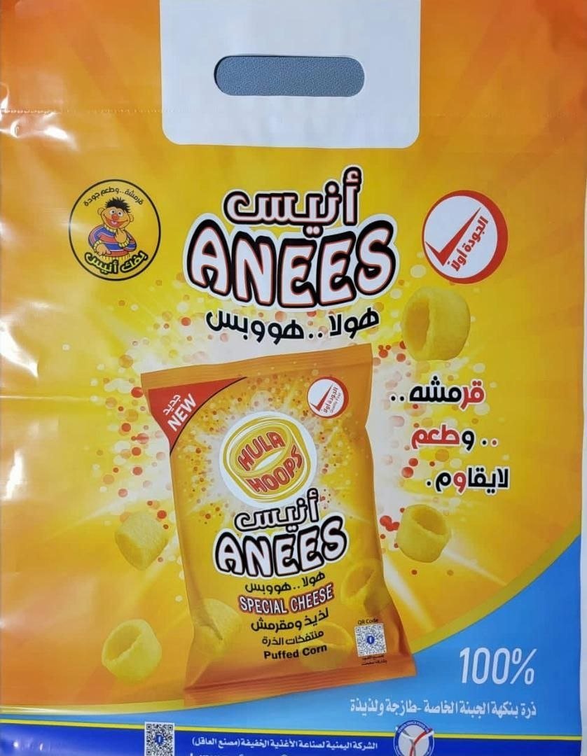 علب مطبوعة ملونة على خلفية داكنة