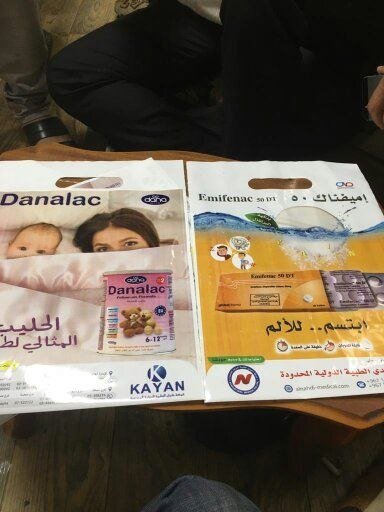 علب مطبوعة ملونة على خلفية داكنة