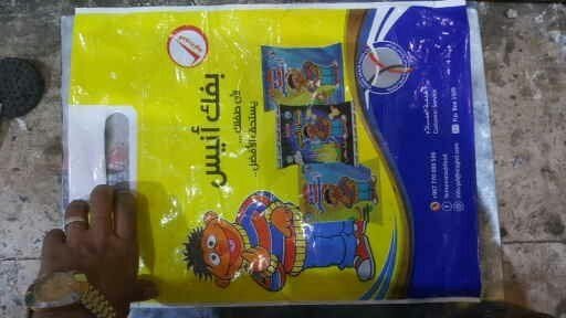 علب مطبوعة ملونة على خلفية داكنة