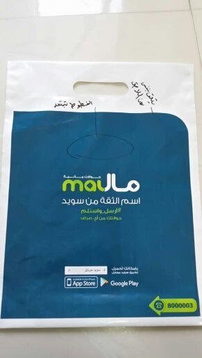 علب مطبوعة ملونة على خلفية داكنة