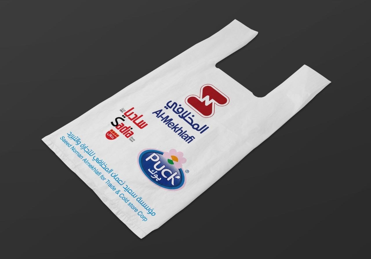علب مطبوعة ملونة على خلفية داكنة