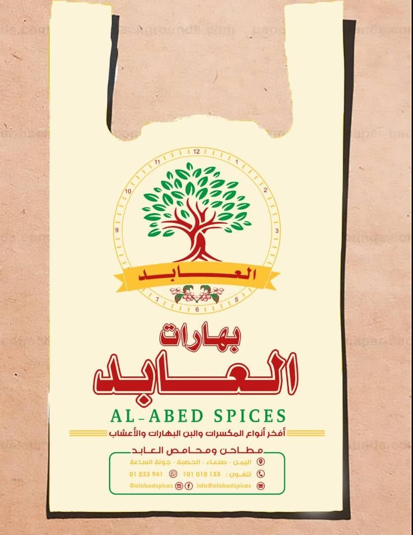 علب مطبوعة ملونة على خلفية داكنة