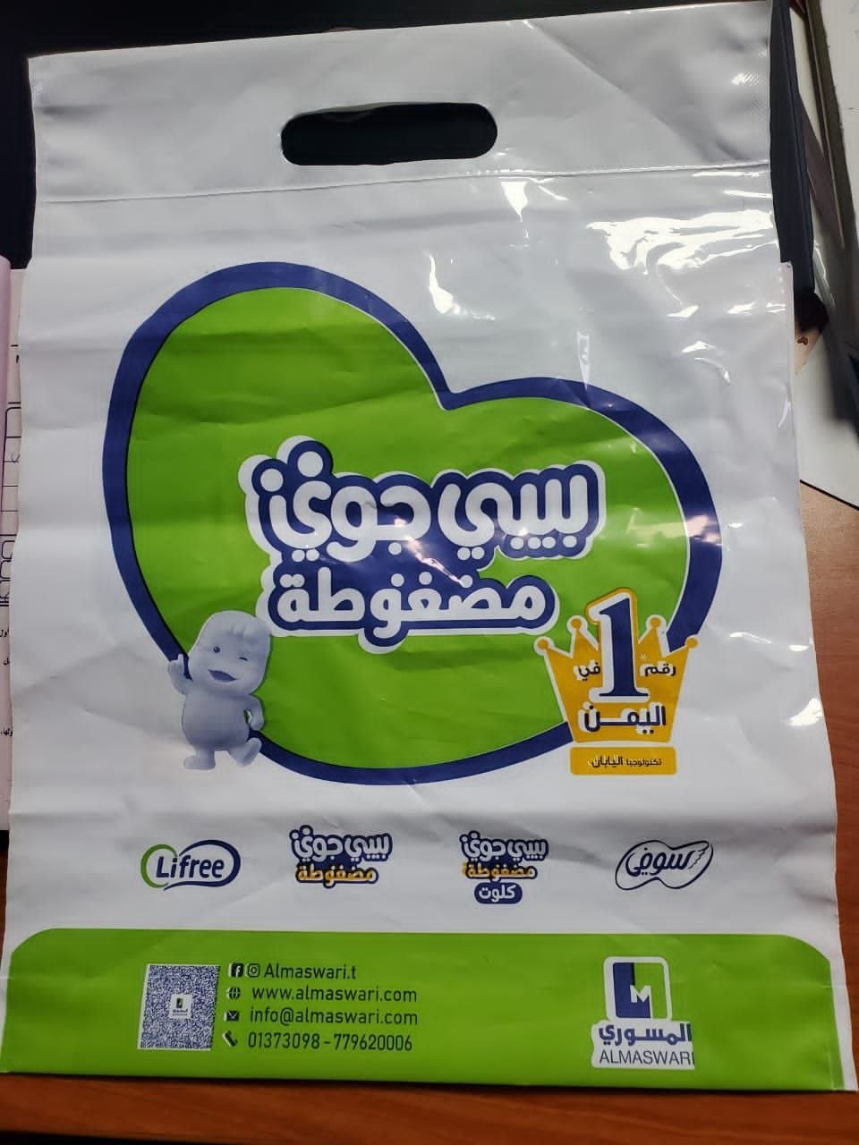 علب مطبوعة ملونة على خلفية داكنة
