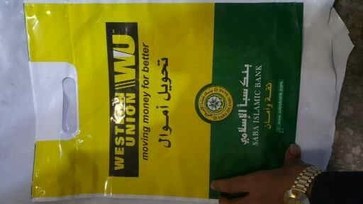 علب مطبوعة ملونة على خلفية داكنة
