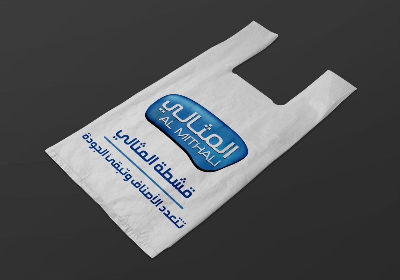 علب مطبوعة ملونة على خلفية داكنة