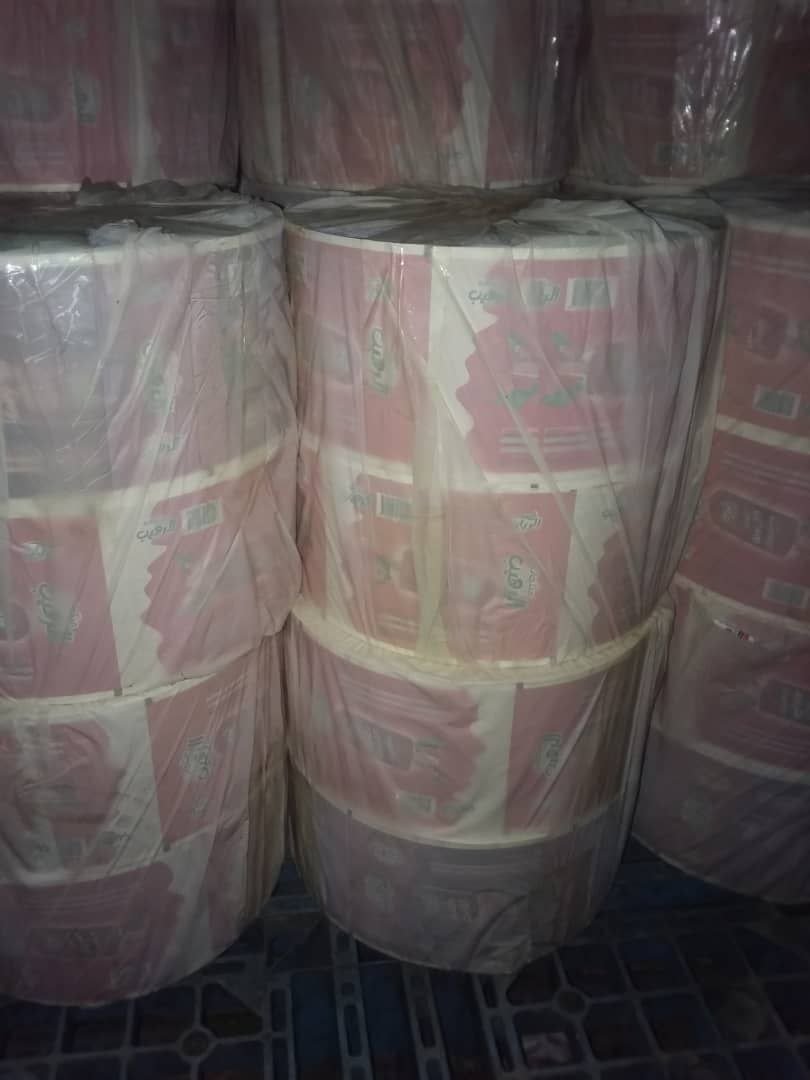 علب مطبوعة ملونة على خلفية داكنة